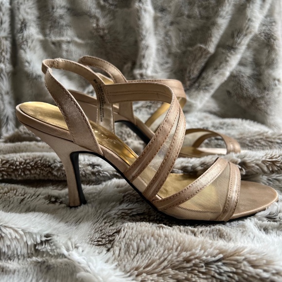 Gold High Heels - Size 6M - Picture 2 of 6